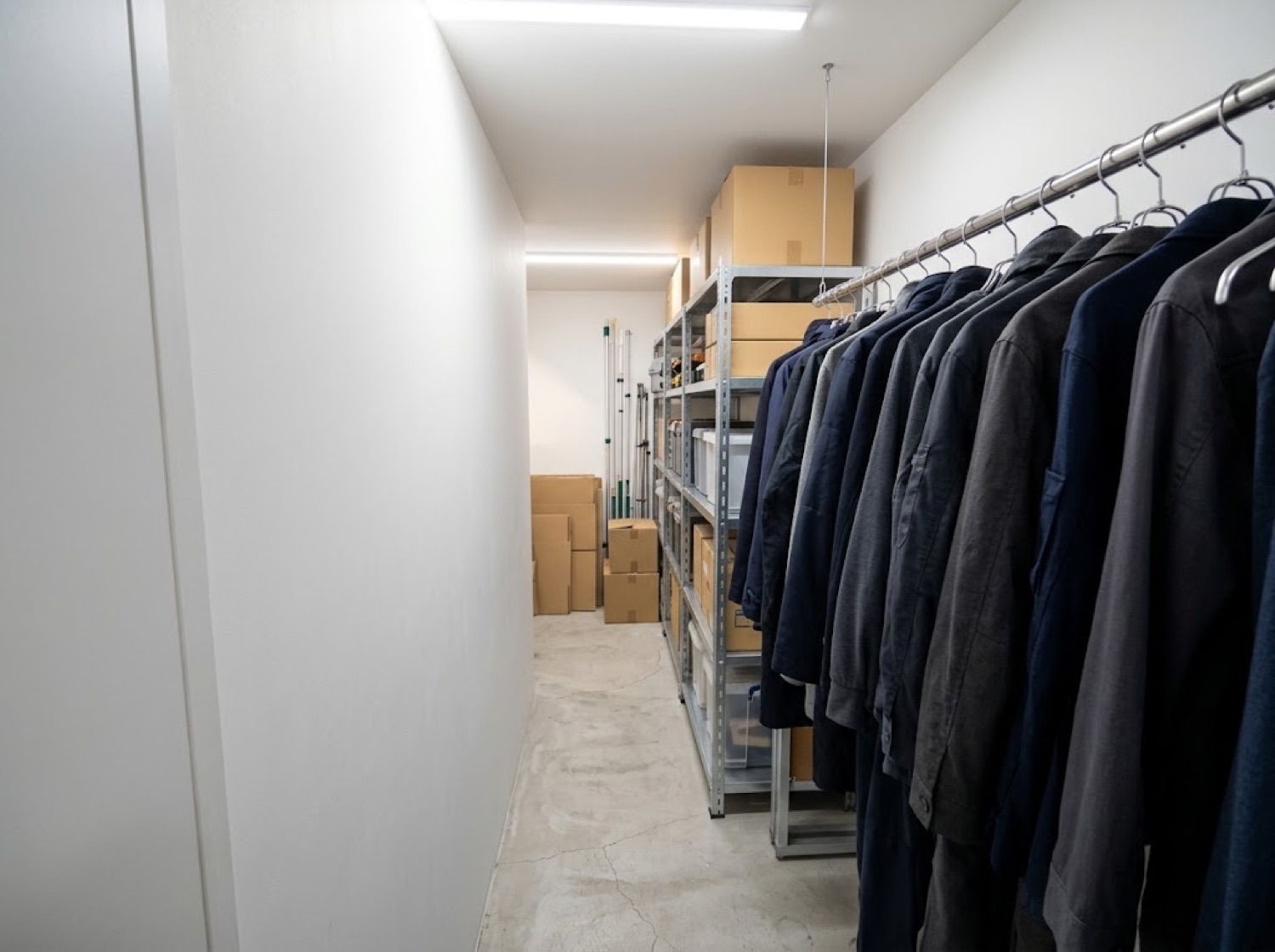 収納室の中(道具・段ボール)